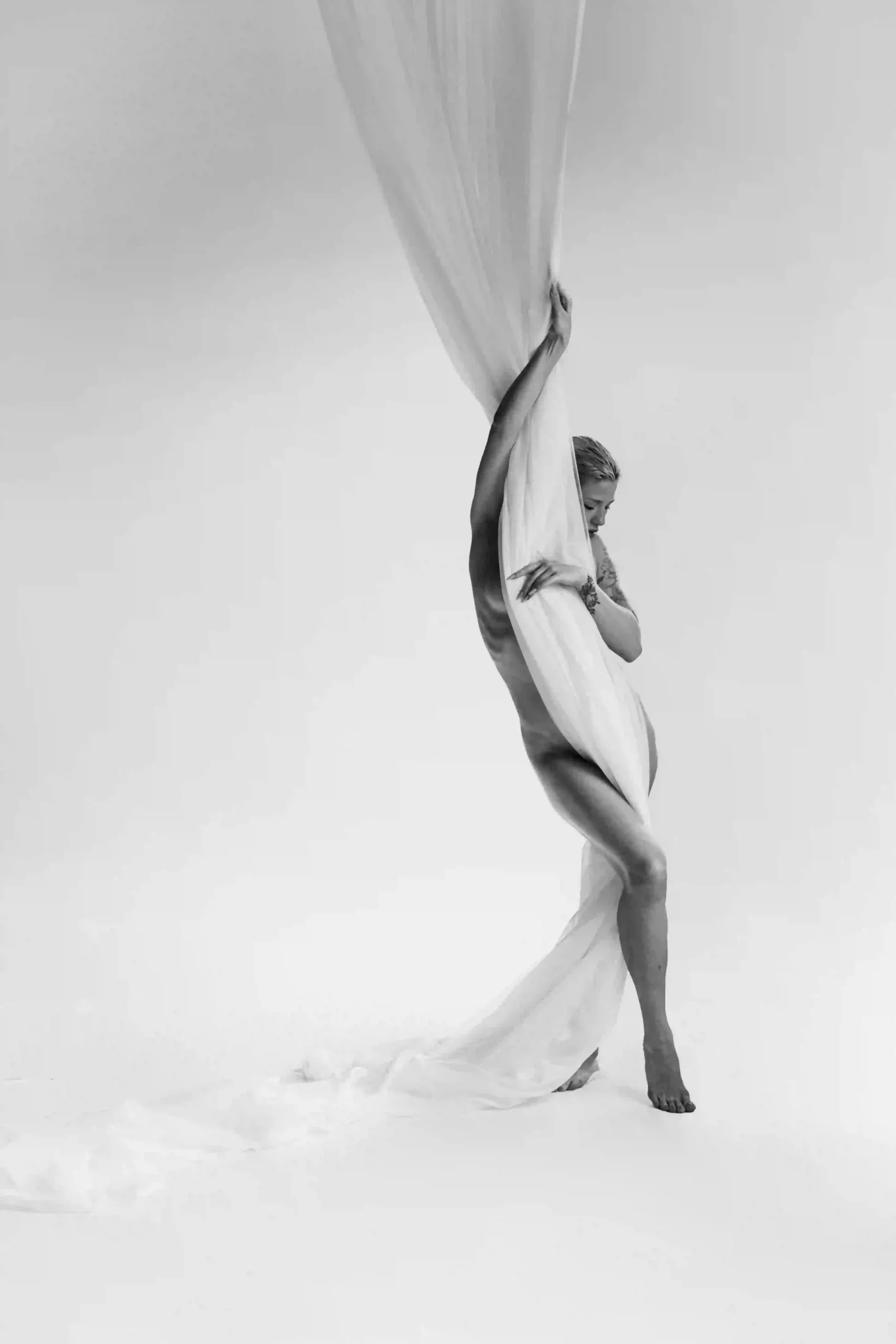 Makeup and styling area with mirror and flowers in Lite Studio