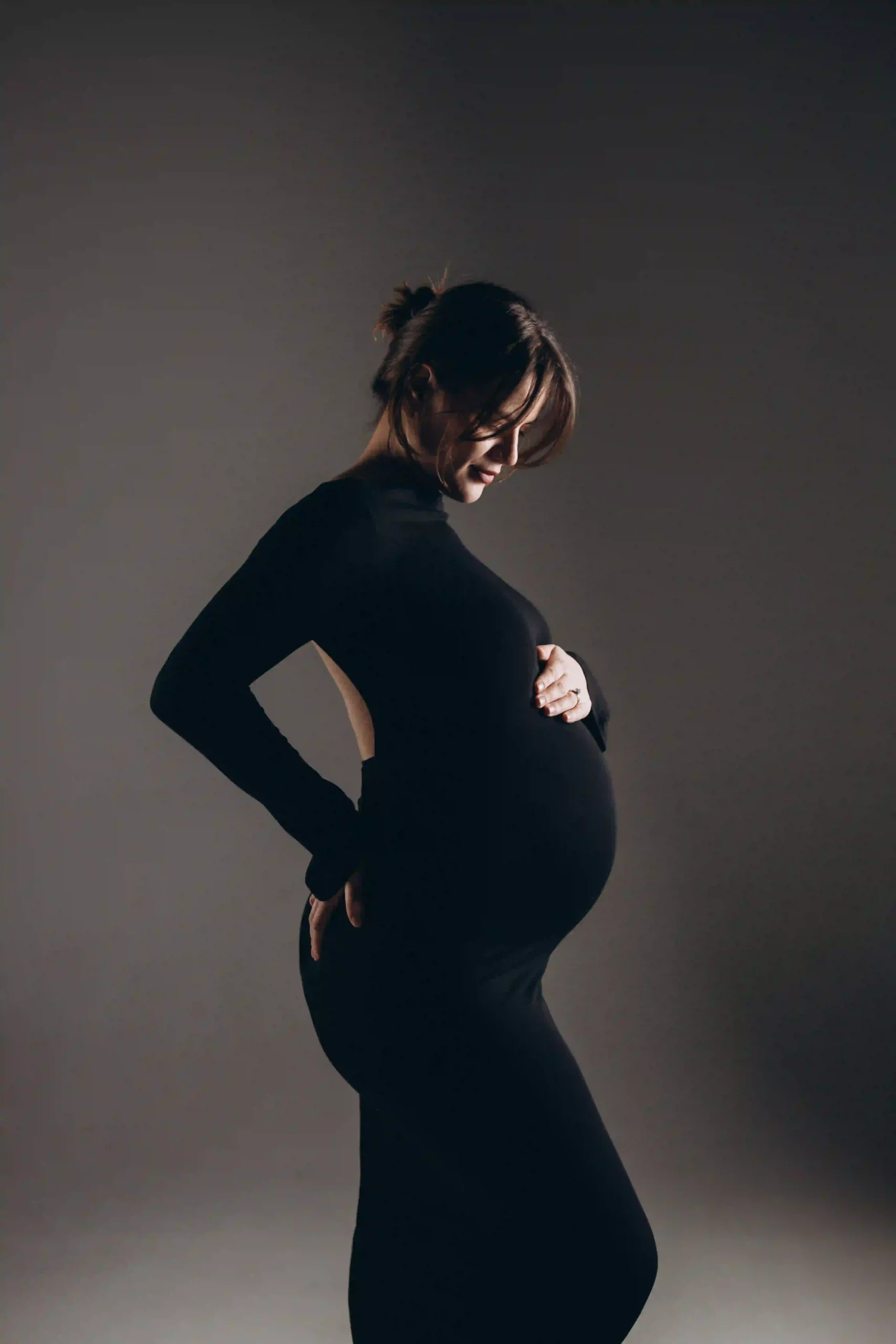 Maternity portrait in studio with soft shadows – Alina Lazurko Photography